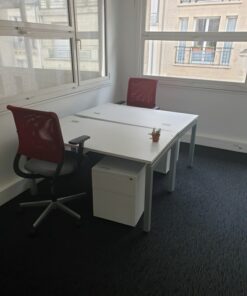 Bureau complet composé d'un bureau, un fauteuil ergonomique et un caisson
