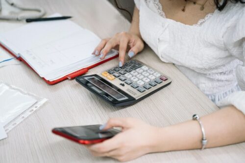Femme calcule avec une calculatrice