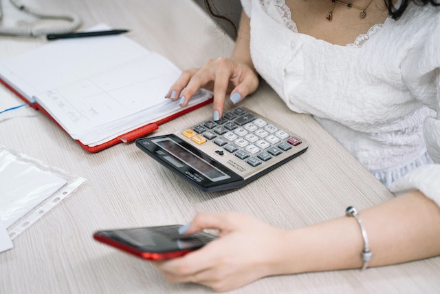 Femme calcule avec une calculatrice