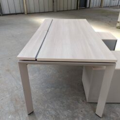 Bureau avec Pass CablE