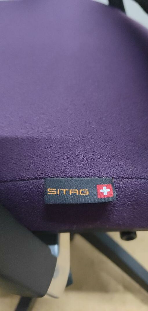 Fauteuil de bureau SITAG – Assise violette / Dossier résille noir
