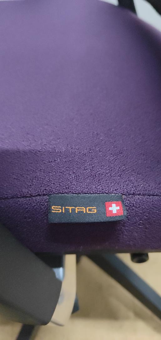 Fauteuil de bureau SITAG – Assise violette / Dossier résille noir Fauteuil de bureau SITAG – Assise violette / Dossier résille noir