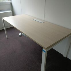 Bureau avec Pass Cable
