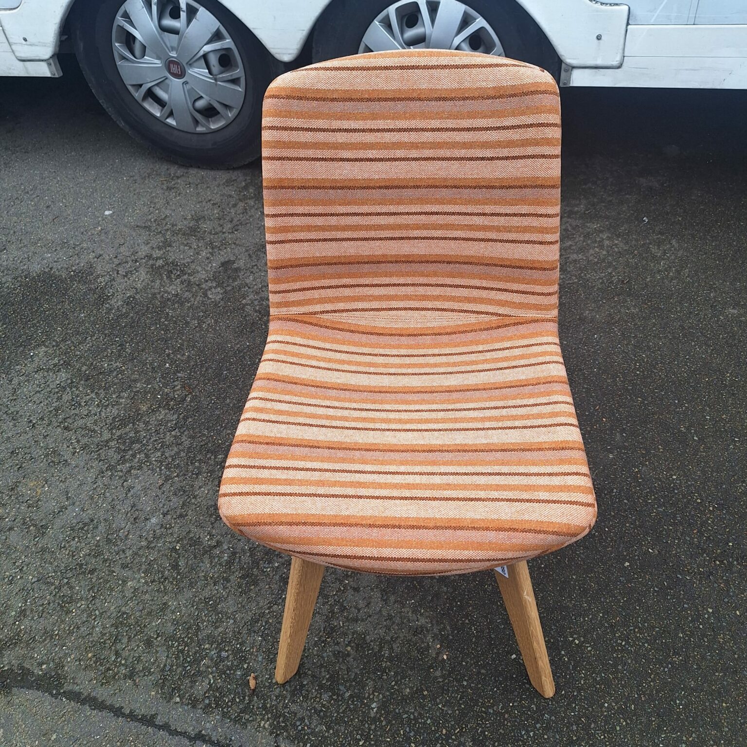 Chaise pieds en bois