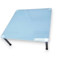 Table basse lounge avec un plateau verre