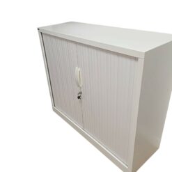 Armoire basse blanche à rideaux coulissants