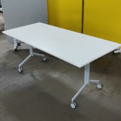 Kinnarps Foldex table pliante sur roulettes