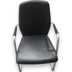 Chaise en cuir avec piétement luge