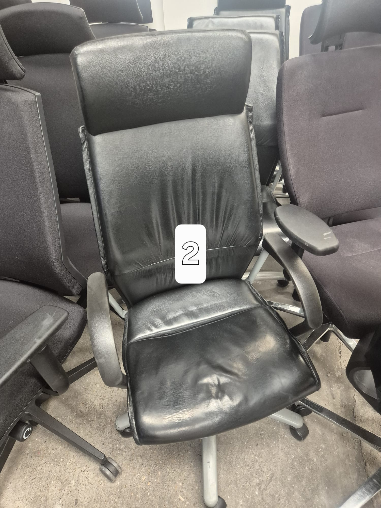 Fauteuil de bureau professionnel sur roulettes en cuir Fauteuil de bureau professionnel sur roulettes en cuir