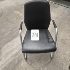 Chaise en cuir avec piétement luge