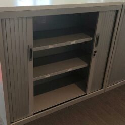 Armoire basse avec portes à rideaux