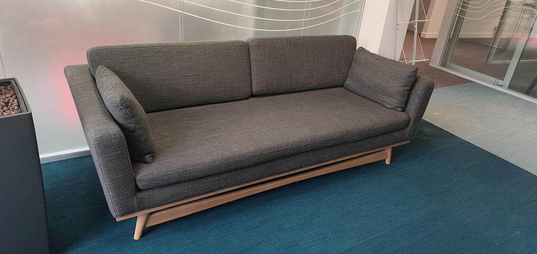 9bf95749-3e5c-4a1b-aa54-725b0fd292a1.medium