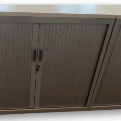 Armoire basse avec portes à rideaux