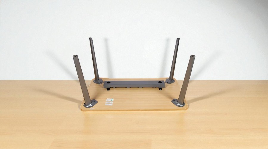 Table Steelcase – Plateau érable clair / Pieds métal argent Table Steelcase – Plateau érable clair / Pieds métal argent