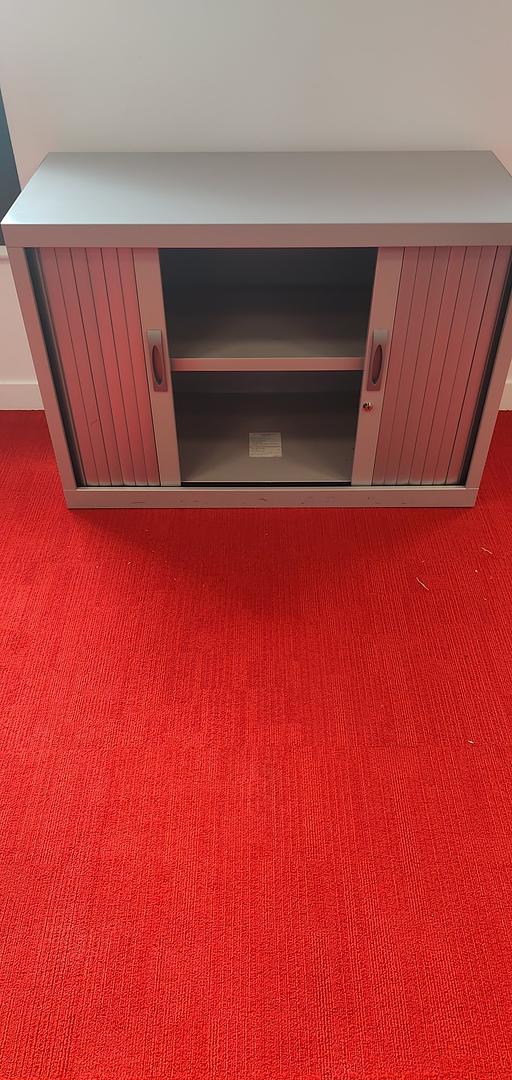 Armoire de bureau basse avec portes à rideaux Armoire de bureau basse avec portes à rideaux