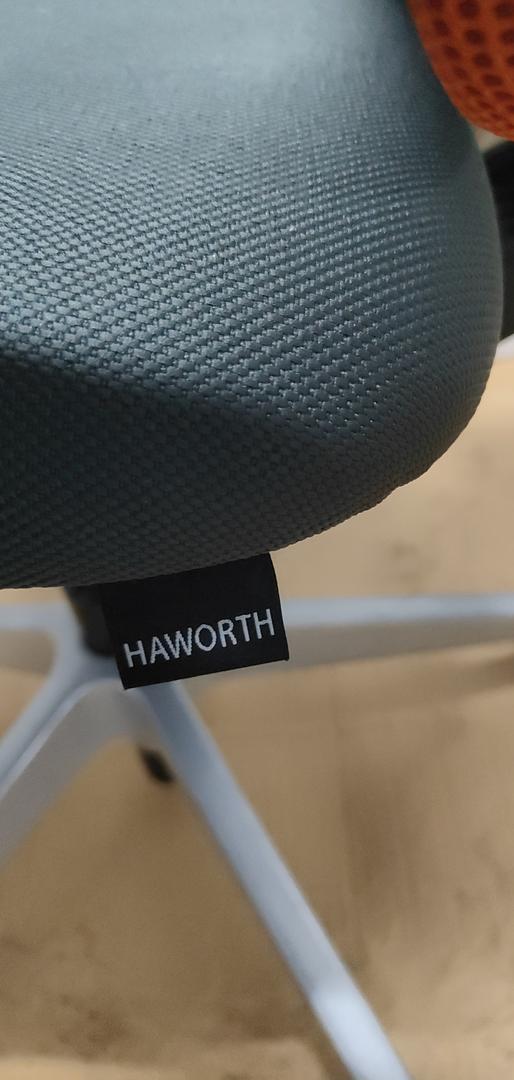 Fauteuil de bureau (accoudoirs noirs) - HAWORTH - Assise Grise/Dossier Orange Fauteuil de bureau (accoudoirs noirs) - HAWORTH - Assise Grise/Dossier Orange