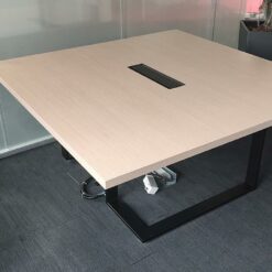 Table de réunion carrée 160×160 cm