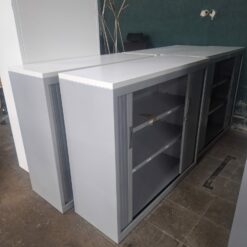 Armoire basse à rideaux en métal gris