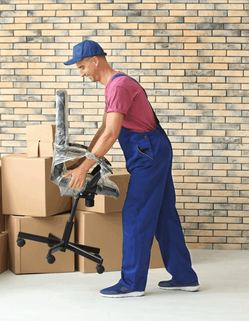 un déménageur professionnel prend des cartons et une chaise de bureau